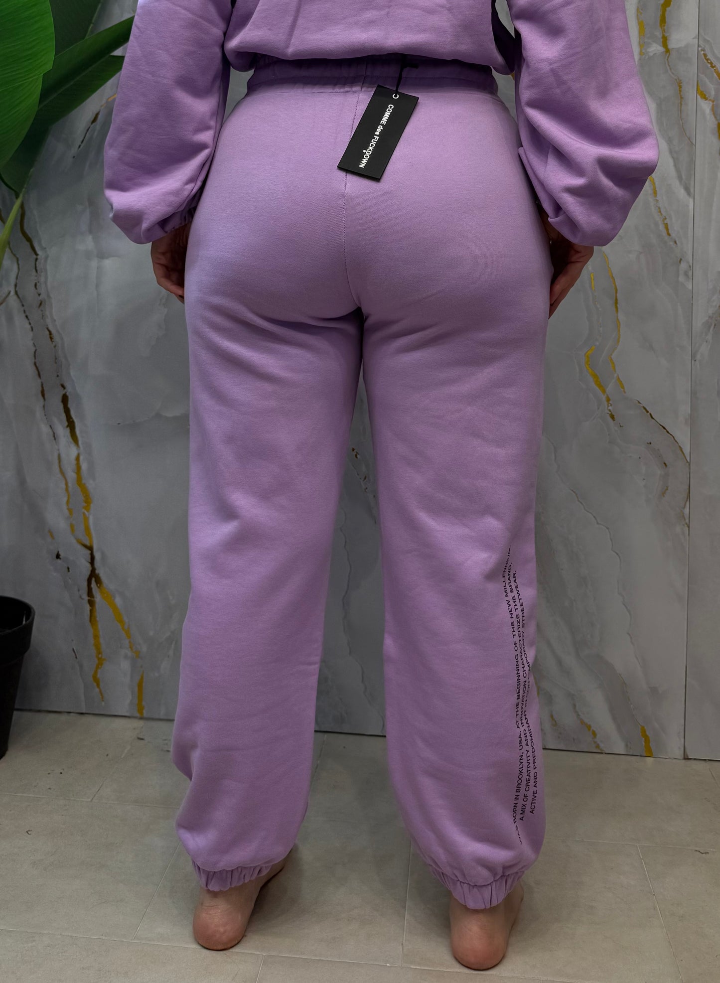 Pantalone viola con croce