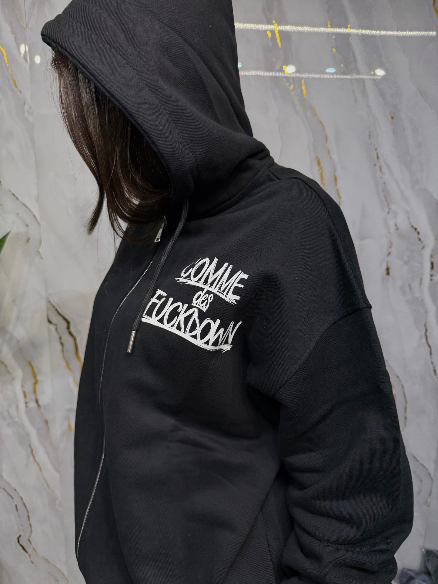 Felpa font distorto Comme des FUCKDOWN con zip